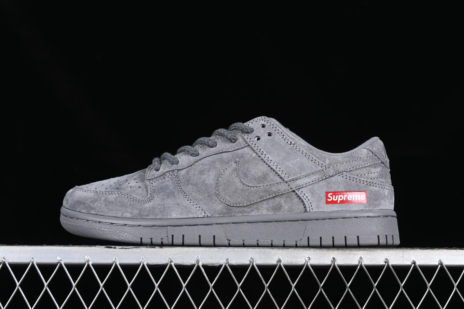 Supreme x Nike SB Dunk Low Grey Red FC1688-121