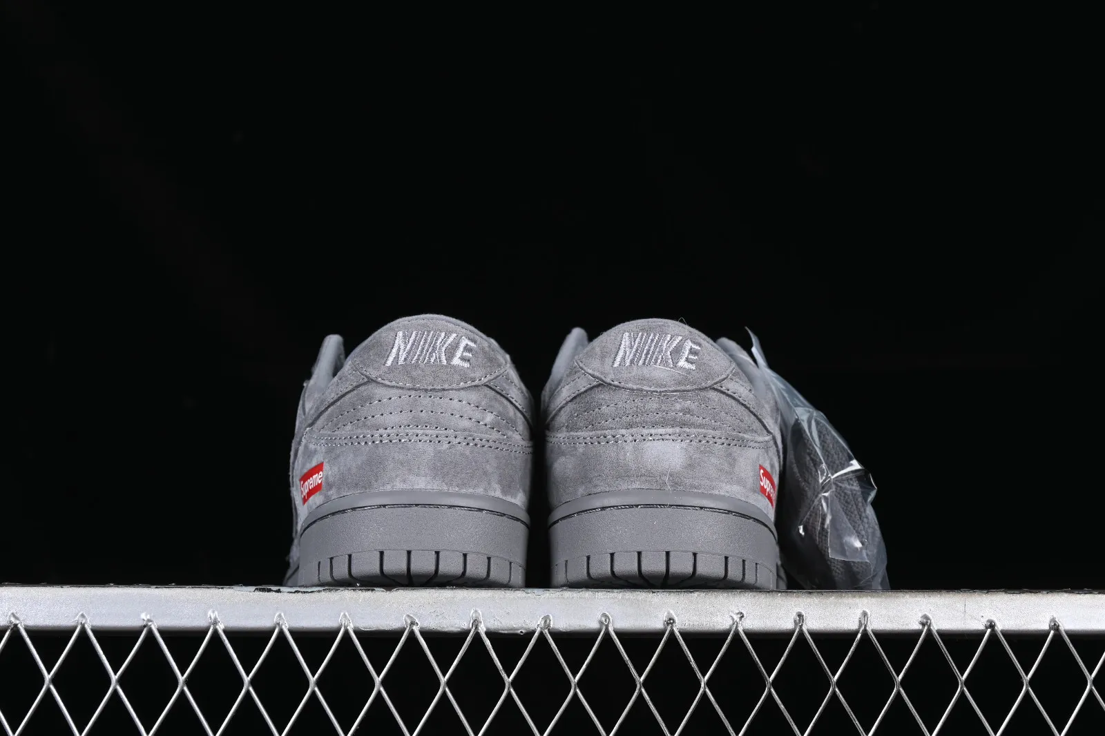 Supreme x Nike SB Dunk Low Grey Red FC1688-121