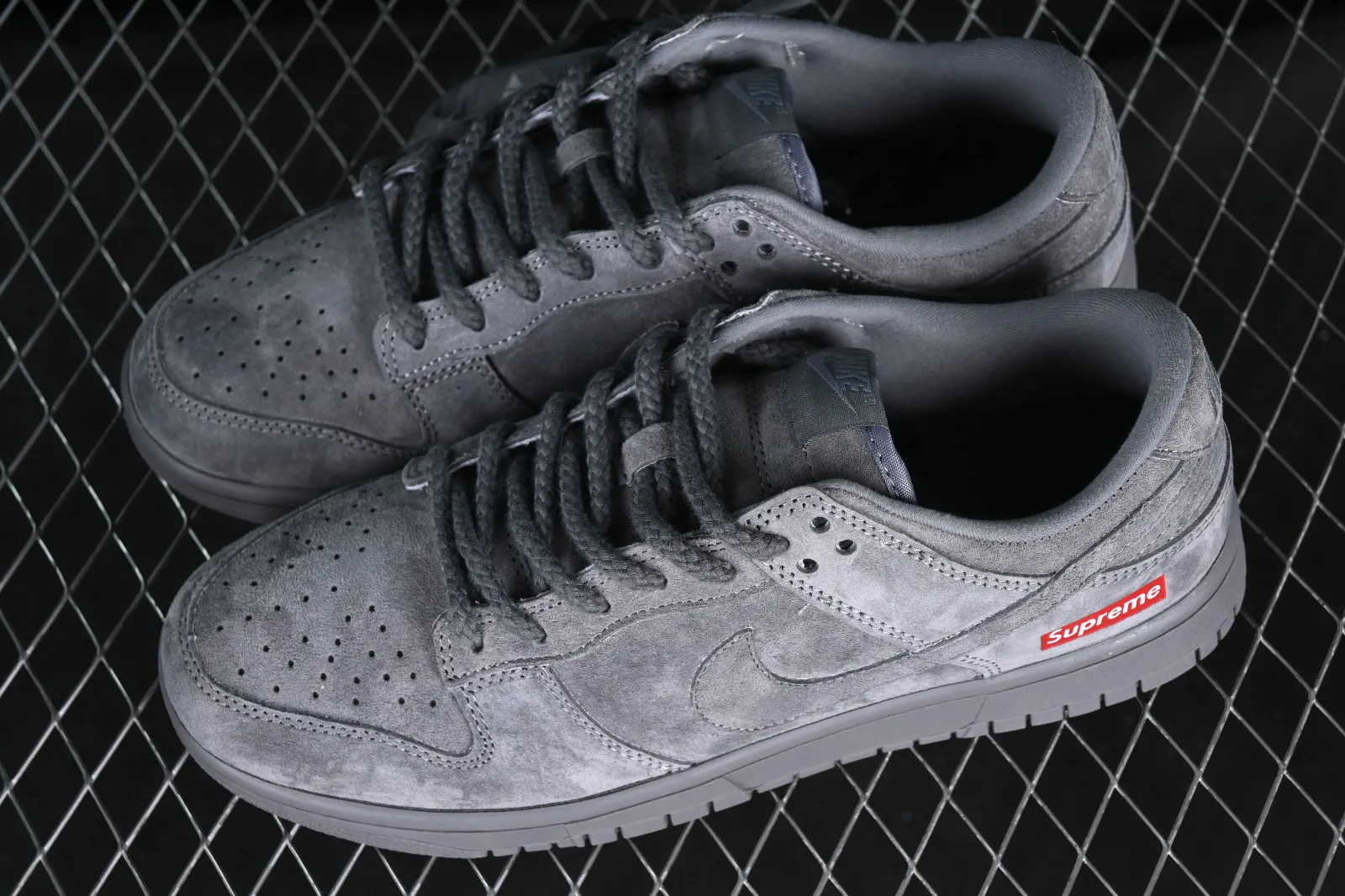 Supreme x Nike SB Dunk Low Grey Red FC1688-121